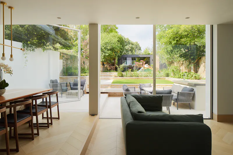 Refined Haggerston home, B2120 (photo 9)