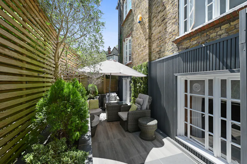 Courtyard at Sleek Modern Harrow apartment, B2118 (photo 21)