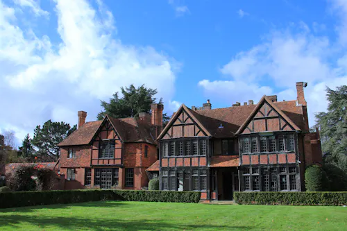 Vacant Reading Tudor manor, M371