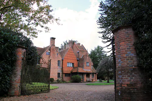 Vacant Reading Tudor manor, M371