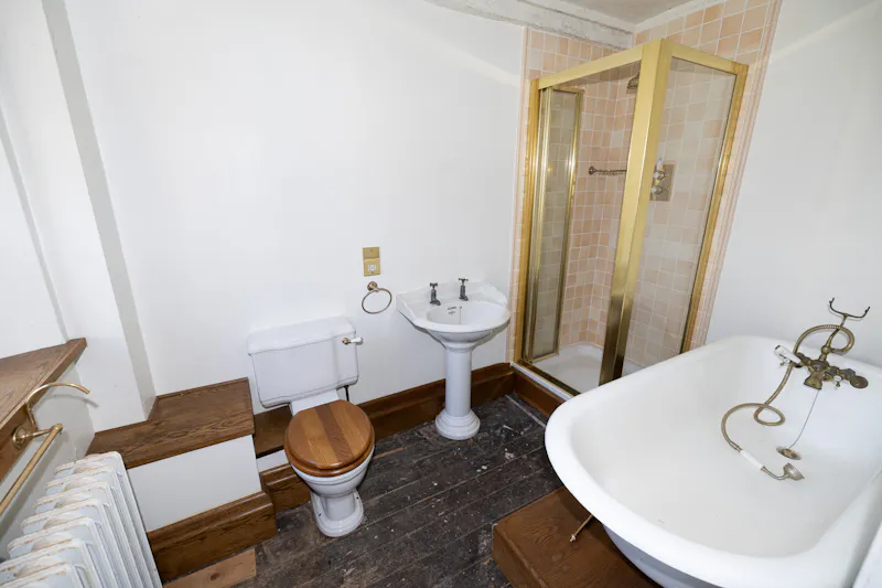 Shower at Vacant Reading Tudor manor, M371 (photo 20)