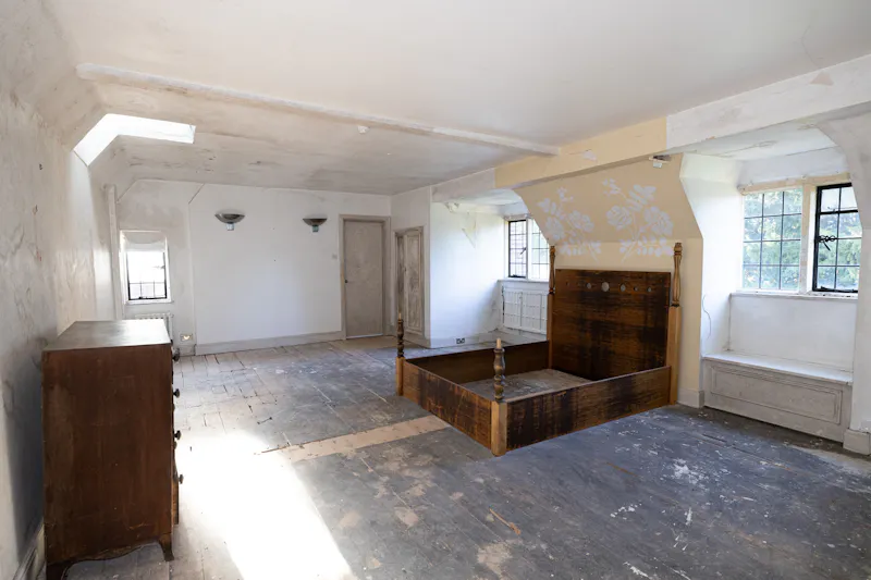 Bedroom at Vacant Reading Tudor manor, M371 (photo 18)