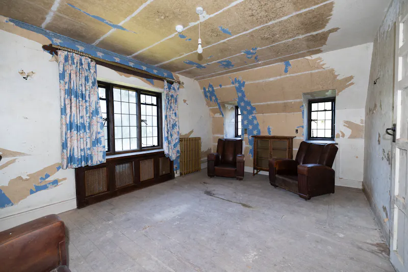 Bedroom at Vacant Reading Tudor manor, M371 (photo 16)