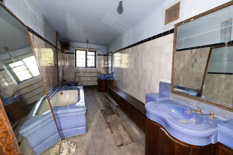 Bathroom at Vacant Reading Tudor manor, M371 (photo 22)