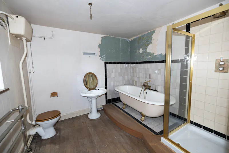 Bathroom at Vacant Reading Tudor manor, M371 (photo 21)