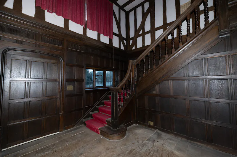 Vacant Reading Tudor manor, M371 (photo 15)