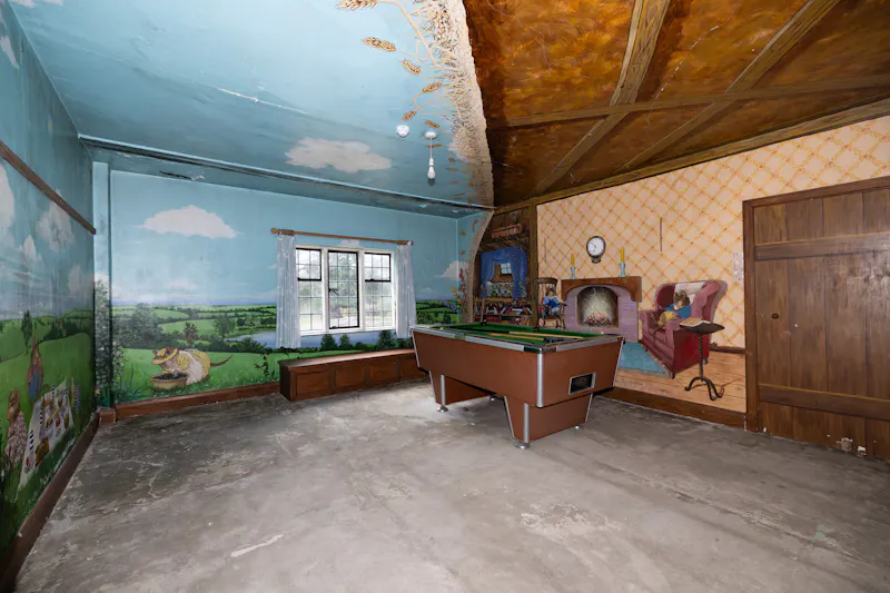 Games room at Vacant Reading Tudor manor, M371 (photo 13)