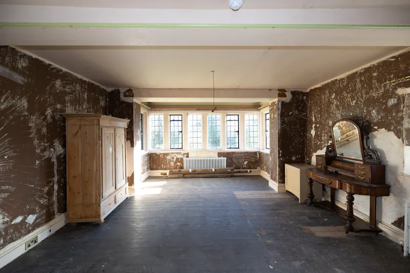 Bedroom at Vacant Reading Tudor manor, M371 (photo 17)