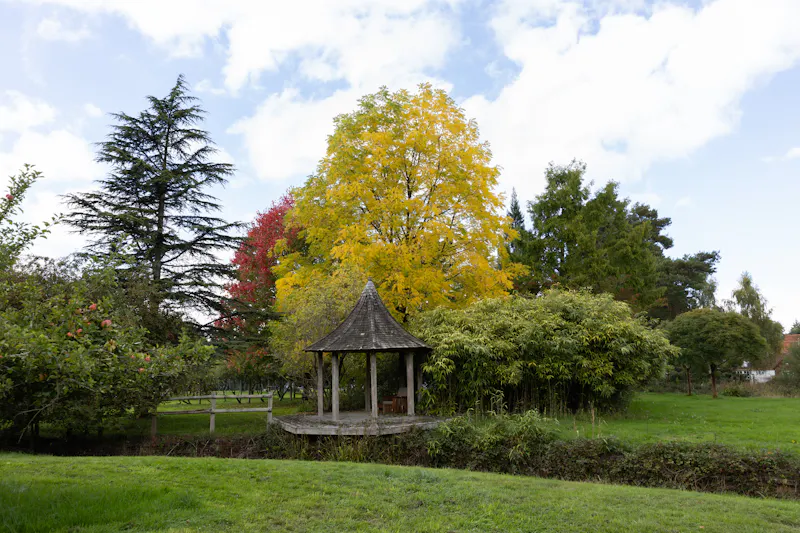 Folly / gazebo at Vacant Reading Tudor manor, M371 (photo 34)