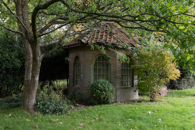 Summer house at Vacant Reading Tudor manor, M371 (photo 35)