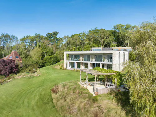 Modern hillside house Frensham, K517