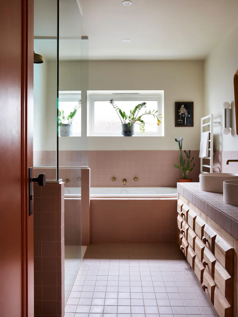 Bathroom at Earthy Deal sea front house , D2866 (photo 14)