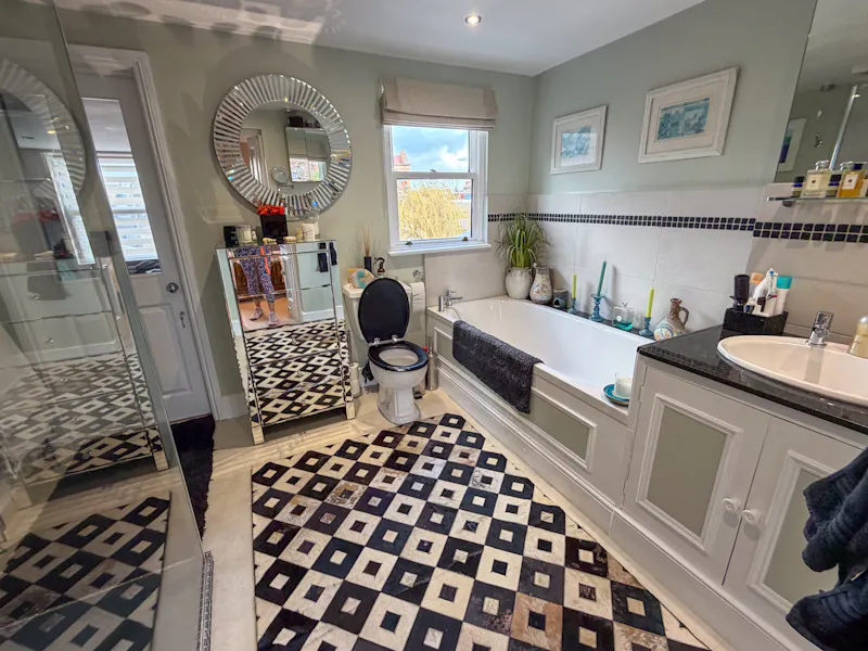 Bath at Barons Court Victorian terrace, B2123 (photo 21)