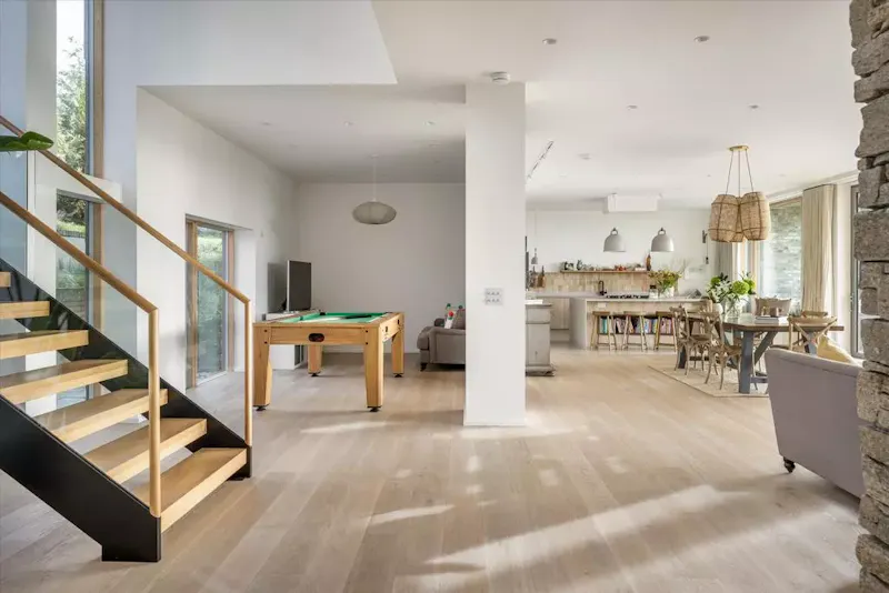 Entrance hall at Modern hillside house Frensham, K517 (photo 3)