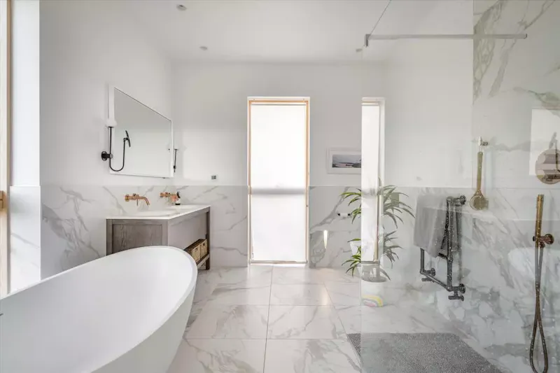 Bathroom at Modern hillside house Frensham, K517 (photo 16)