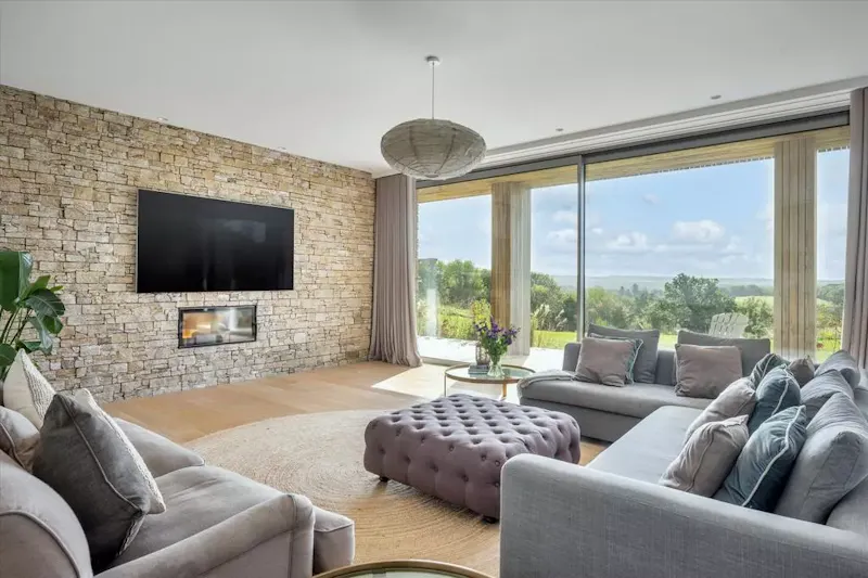 Living Room at Modern hillside house Frensham, K517 (photo 10)