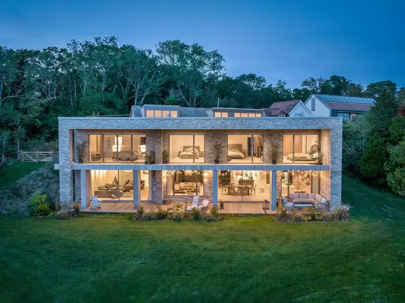 Modern hillside house Frensham, K517 (photo 20)