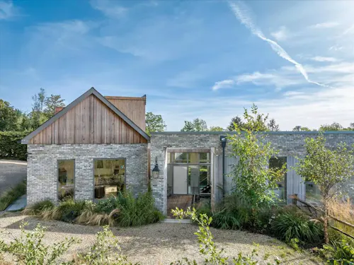 Modern hillside house Frensham, K517