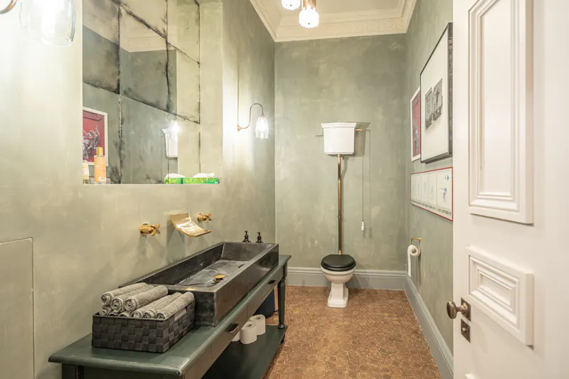 Bathroom at Mill Hill Georgian mansion , A1689 (photo 28)