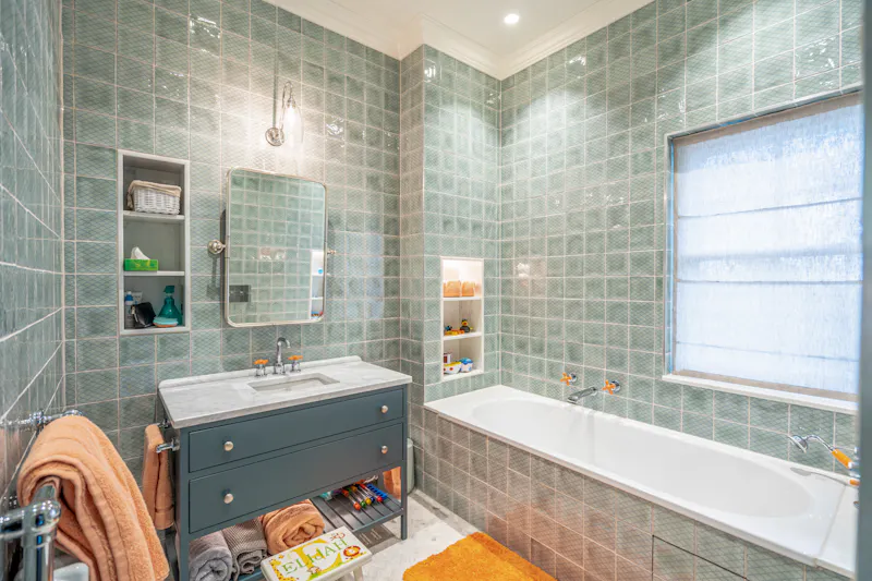 Bathroom at Mill Hill Georgian mansion , A1689 (photo 50)