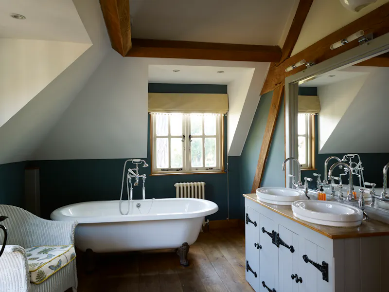 Bathroom at Oak framed Bayford house, D2156 (photo 29)