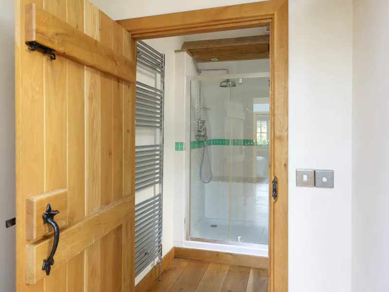 Bathroom at Oak framed Bayford house, D2156 (photo 38)
