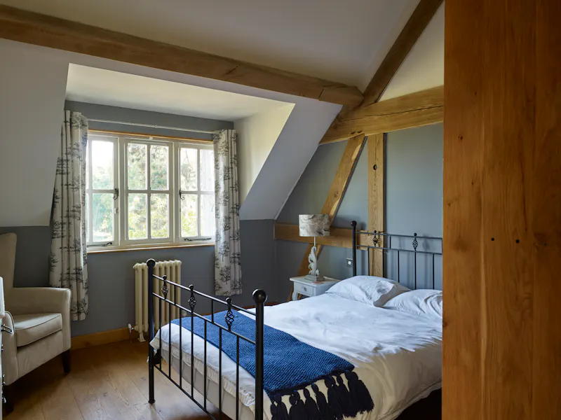Bedroom at Oak framed Bayford house, D2156 (photo 31)