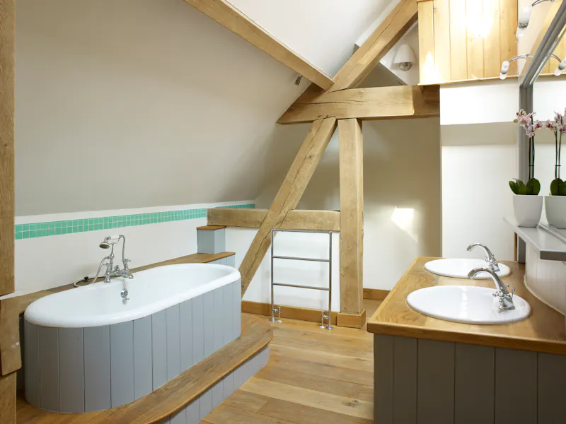 Bathroom at Oak framed Bayford house, D2156 (photo 37)