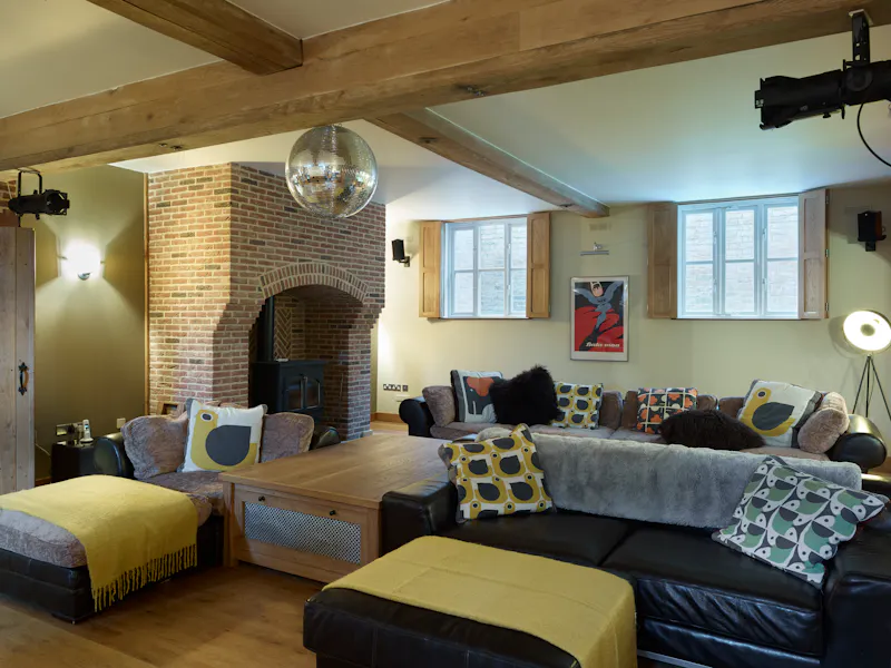 Fireplace at Oak framed Bayford house, D2156 (photo 47)