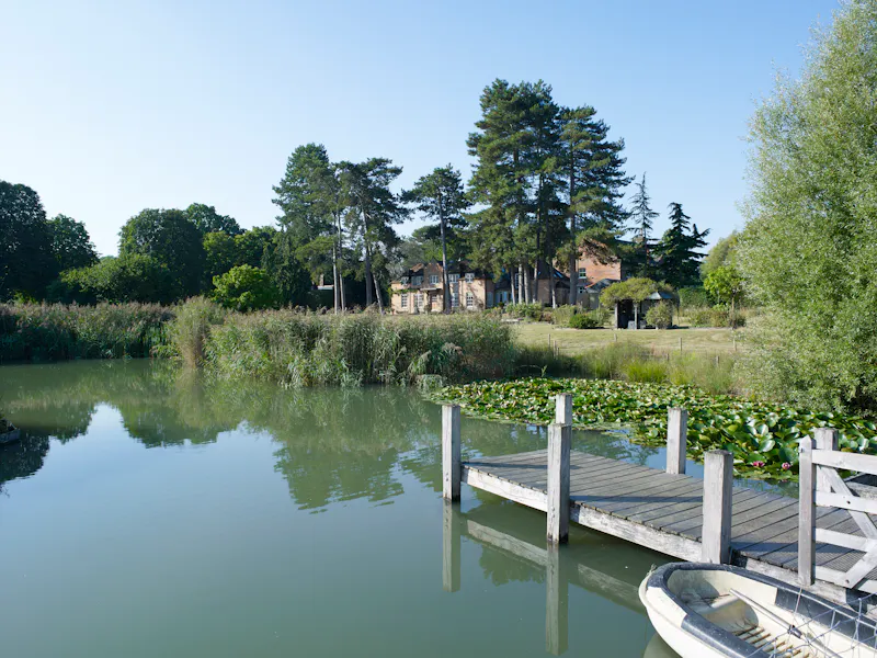 Lake at Oak framed Bayford house, D2156 (photo 58)