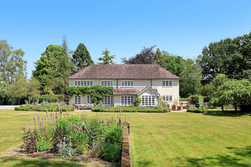 Refined Shalden Country House, D2870 (photo 1)