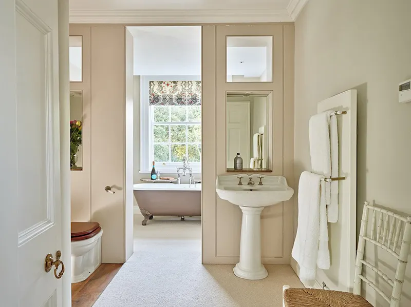 Bath at Elegant Ashington estate home, A1692 (photo 15)