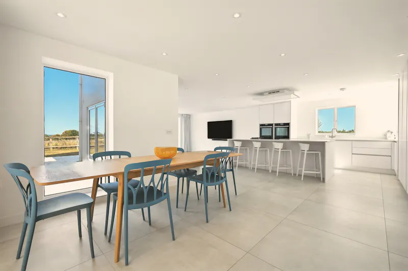 Kitchen at Epping Green minimalist house, D2871 (photo 4)