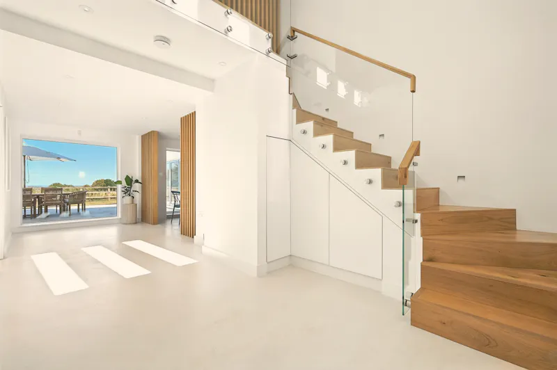Entrance hall at Epping Green minimalist house, D2871 (photo 2)