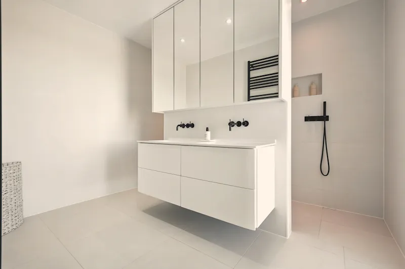 Bathroom at Epping Green minimalist house, D2871 (photo 11)
