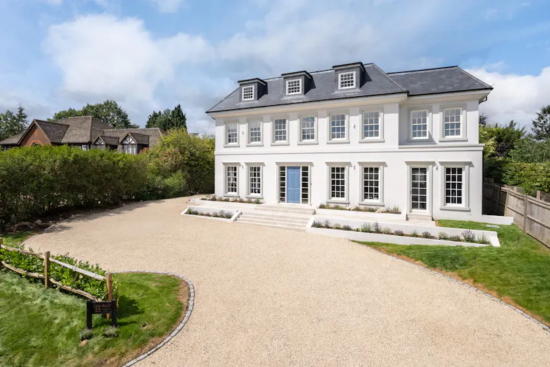 Driveway at Luxury Surrey modern mansion, D2868 (photo 13)