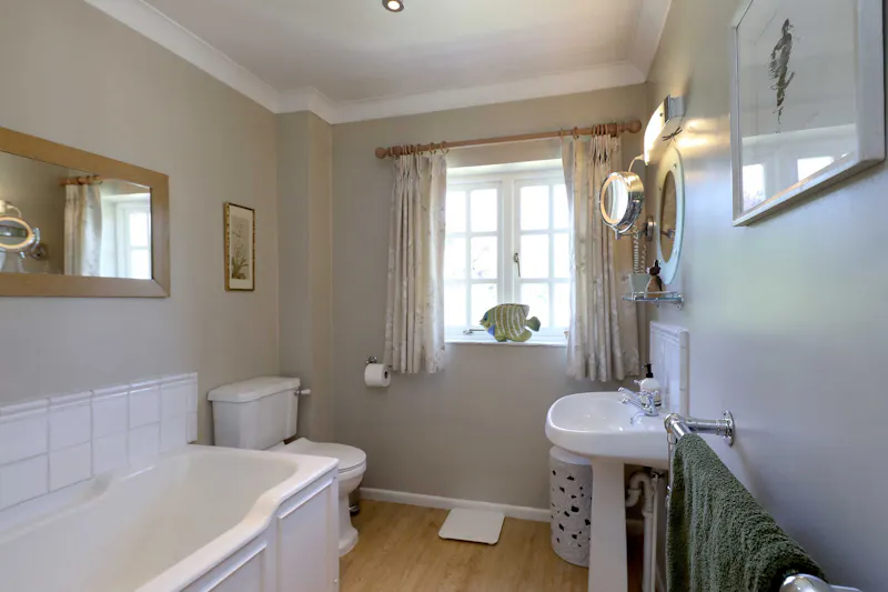 Bath at Refined Shalden Country House, D2870 (photo 18)