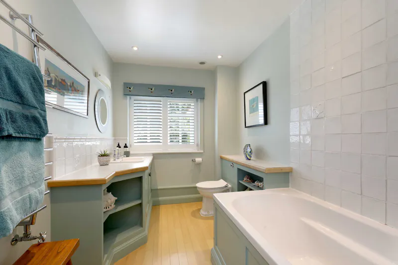 Floor - wooden at Refined Shalden Country House, D2870 (photo 16)