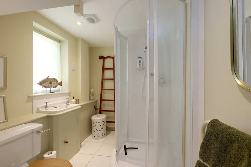 Bathroom at Refined Shalden Country House, D2870 (photo 24)