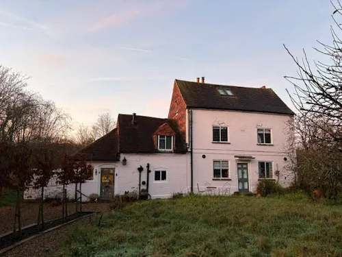Quirky Guildford cottage, C929