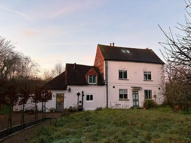 Quirky Guildford cottage, C929 (photo 1)