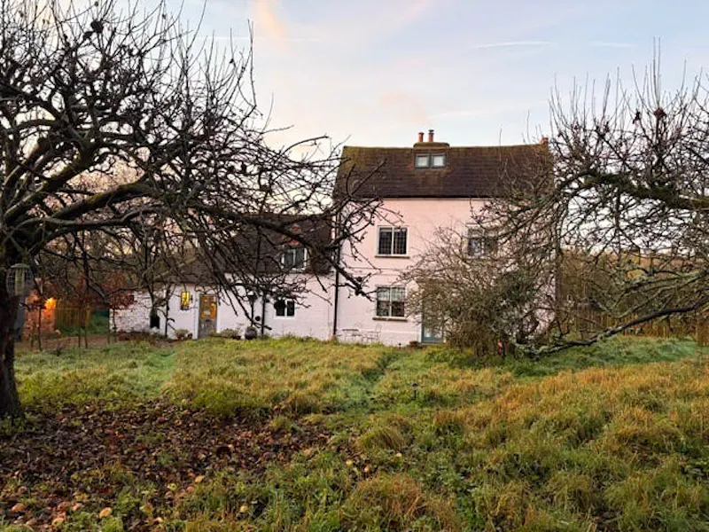 Quirky Guildford cottage, C929 (photo 28)