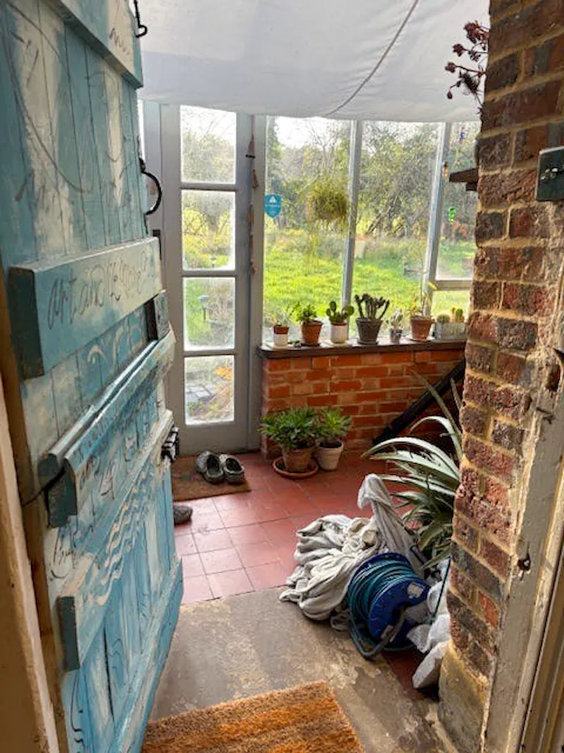 Quirky Guildford cottage, C929 (photo 12)