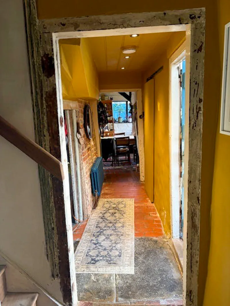 Quirky Guildford cottage, C929 (photo 6)