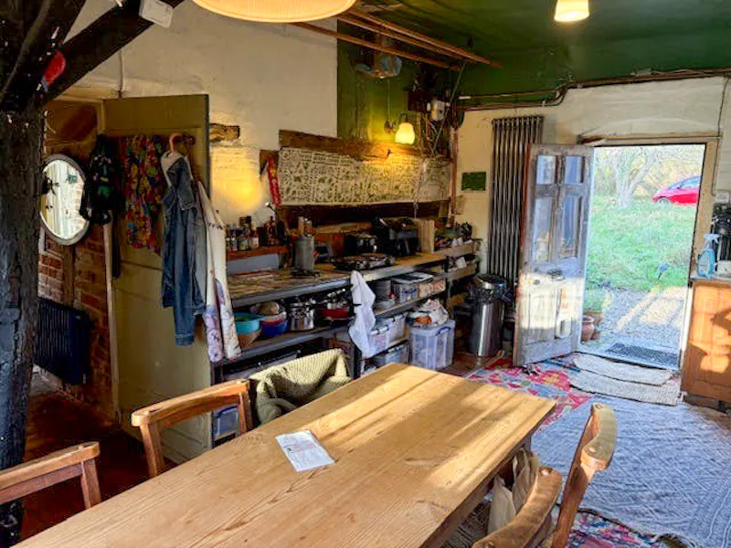 Kitchen at Quirky Guildford cottage, C929 (photo 7)