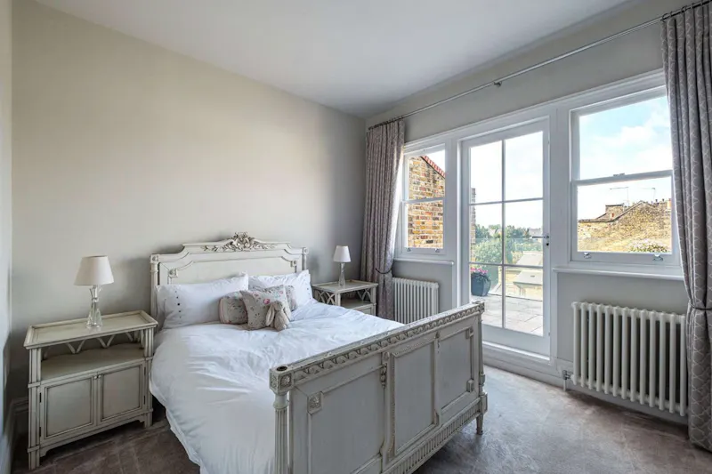 Bedroom at Stylish Wandsworth family home, B2128 (photo 10)