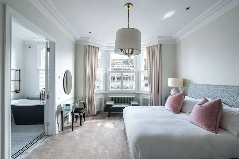 Bedroom at Stylish Wandsworth family home, B2128 (photo 8)