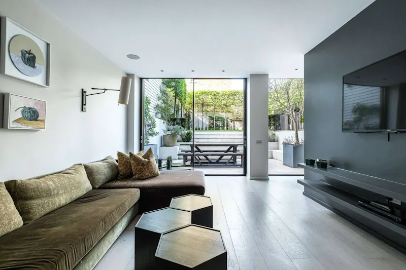 Living Room at Stylish Wandsworth family home, B2128 (photo 6)