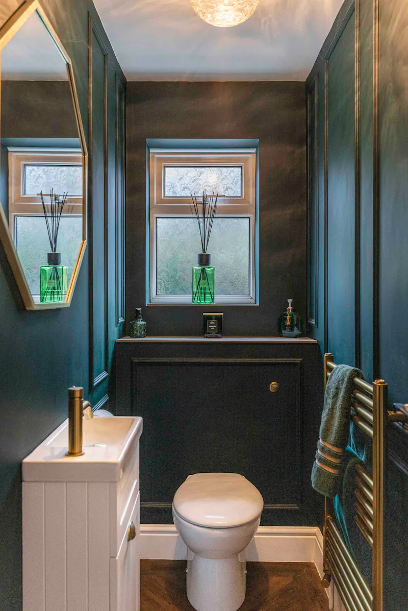 Bathroom at 1960s Windlesham family home, D2874 (photo 6)