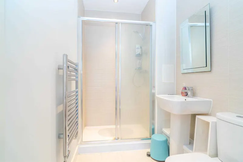 Bathroom at Neutral Colindale Flat, F1274 (photo 13)